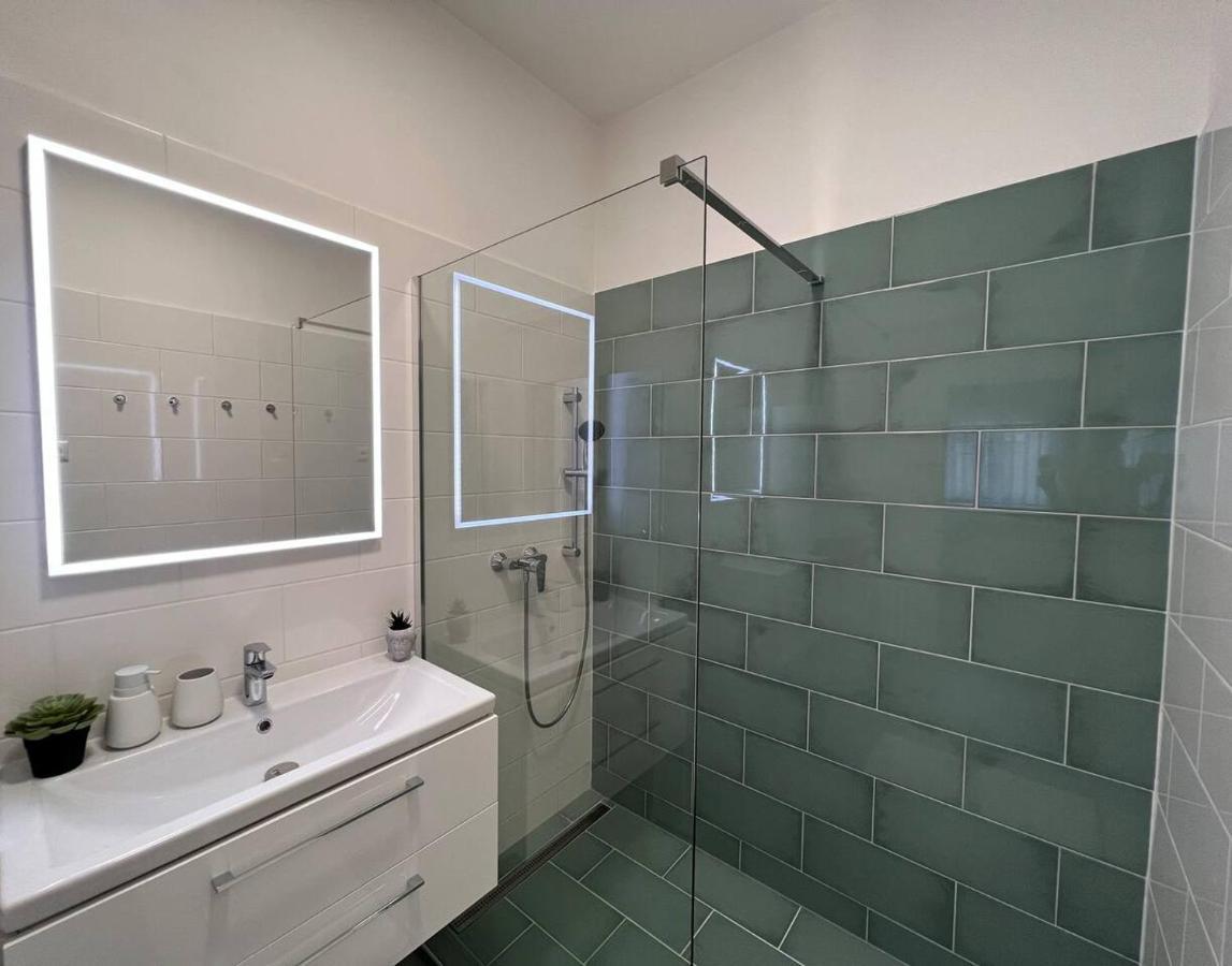 96M2 Of Comfort And Style: 4Bd Apartment In Old Town Братислава Екстериор снимка