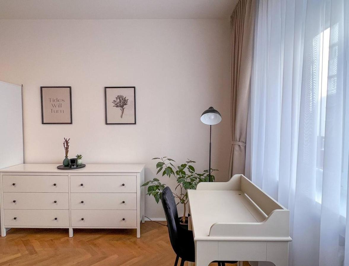 96M2 Of Comfort And Style: 4Bd Apartment In Old Town Братислава Екстериор снимка